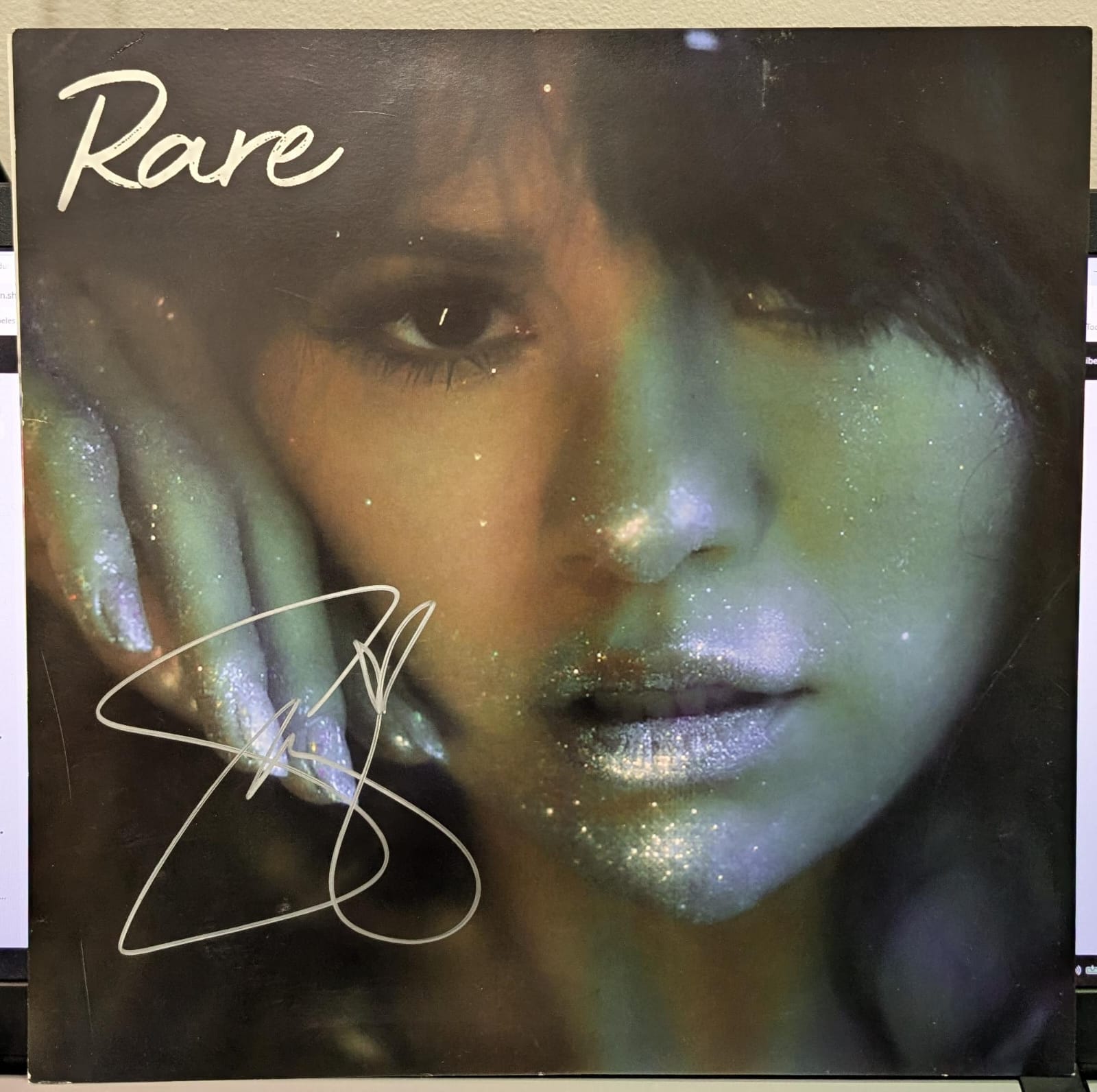Selena Gomez – Rare [Litografía Firmada a Mano] (Usado)
