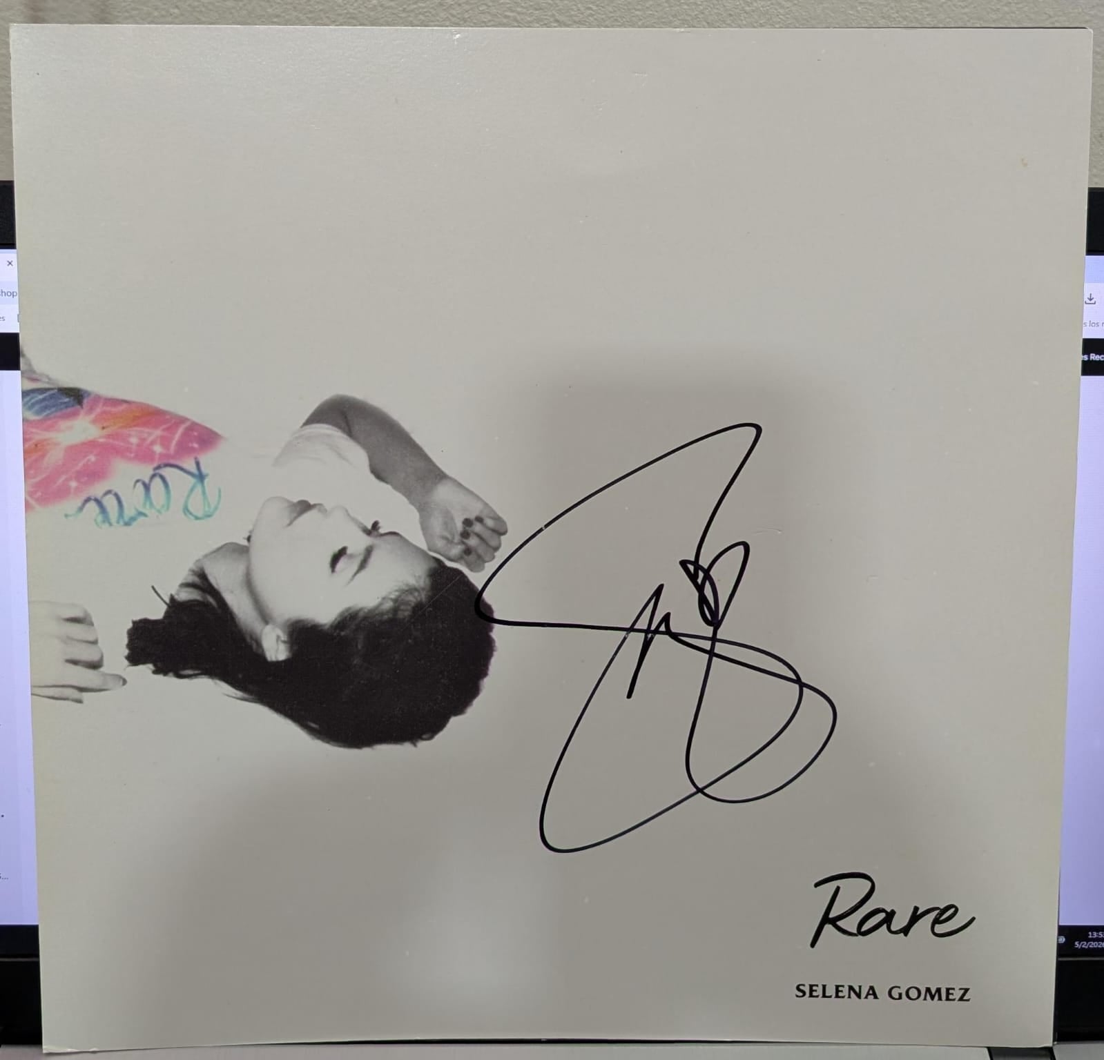 Selena Gomez – Rare [Litografía Firmada a Mano] (Usado)